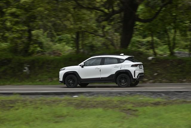 Front Right Three Quarter Image - 9143