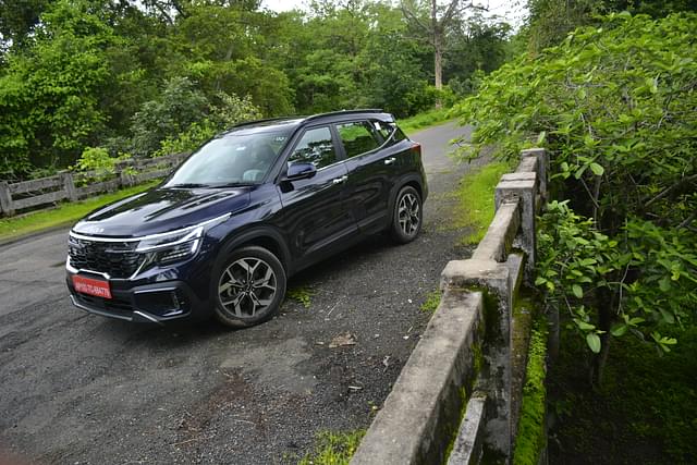 Front Right Three Quarter Image - 2497